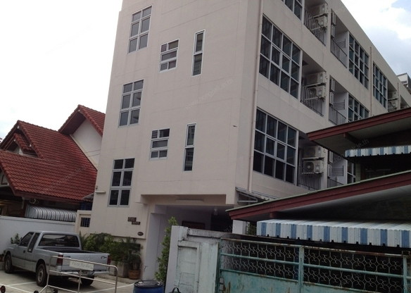 Earl House — photo 1