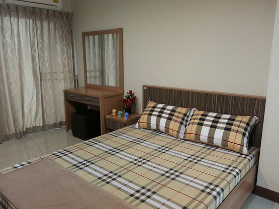 Condo · Huai Khwang, bangkok — photo 1