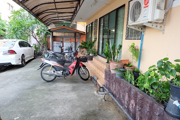Condo · Wang Thonglang, bangkok — photo 1