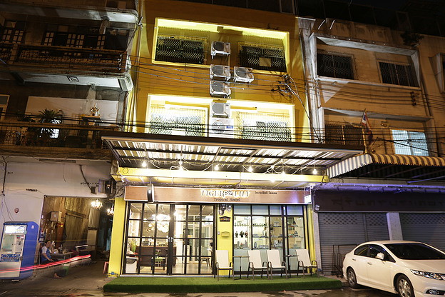 Condo · Pom Prap Sattru Phai, bangkok — photo 2