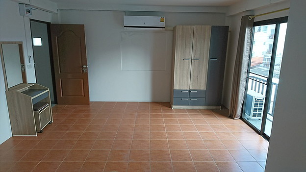 Condo · Huai Khwang, bangkok — photo 2