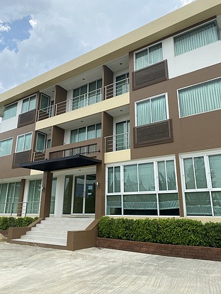MC  Residence — photo 3