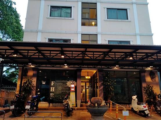 Fullhouse Residence — photo 1