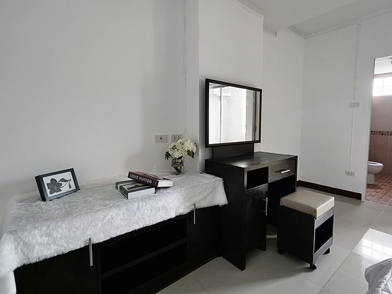 Condo · Huai Khwang, bangkok — photo 2