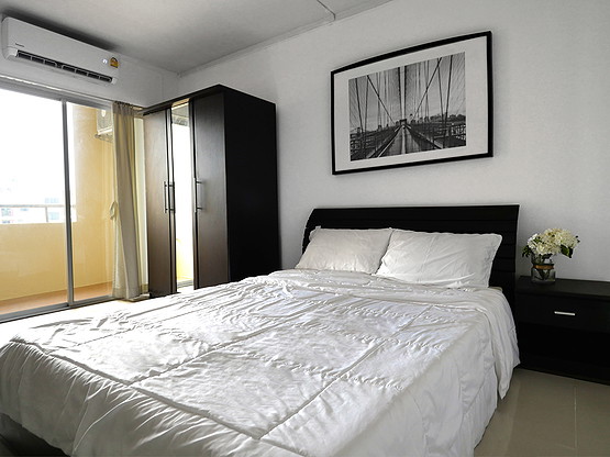 Condo · Huai Khwang, bangkok — photo 1