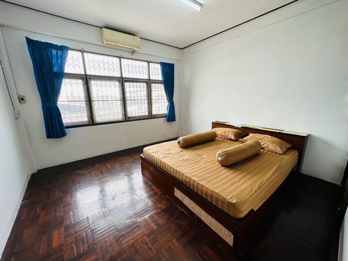 Condo · Huai Khwang, bangkok — photo 1