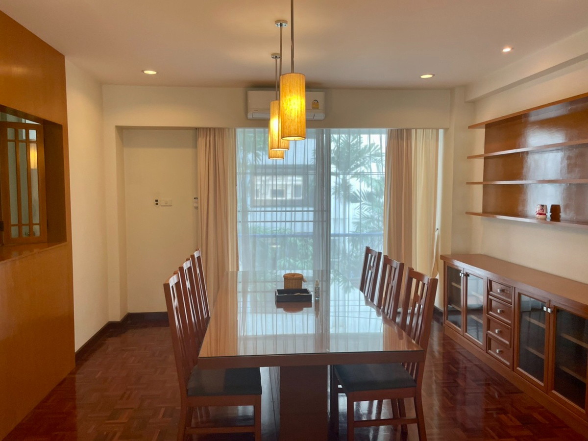 Karolyn Court — photo 1