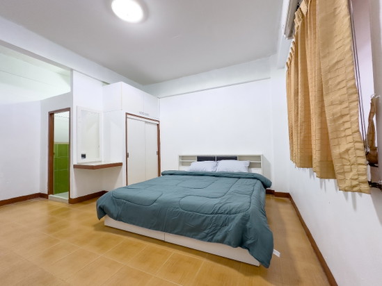 200 m to BTS, 1 min to busstop, convenient transportation, air con/ fan, starting from 2000. - Apartment for Rent