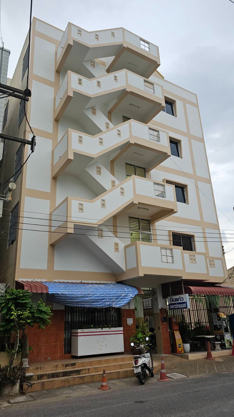 Condo — photo 1