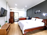 Classic-style apartment in Surawong area, fully furnished, free Wi-Fi. Short-term rent. Near BTS.