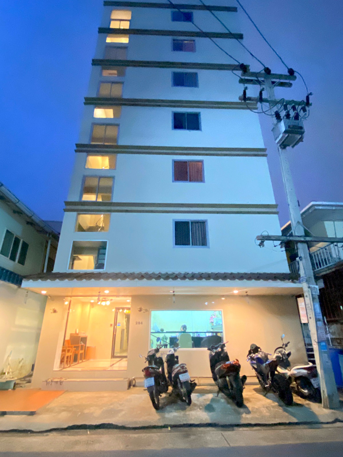 Pictures of Chaiyanutt Place 2/10