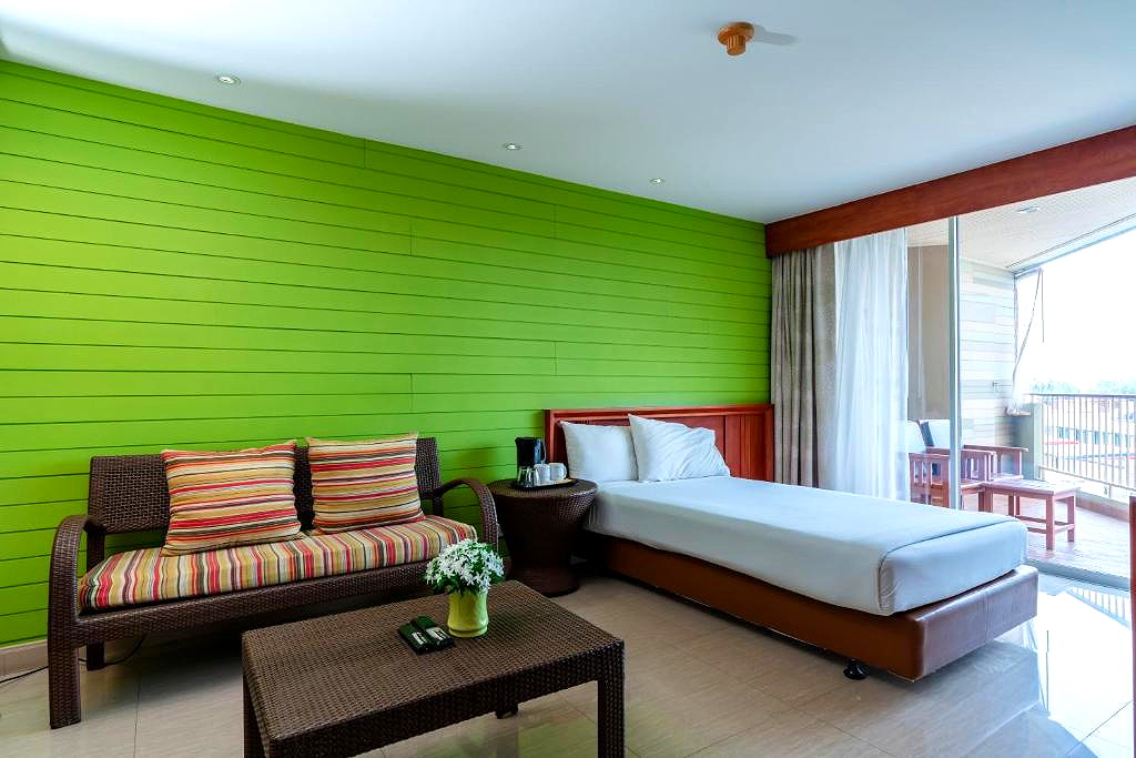 Pictures of Long Beach Cha-Am Hotel 4/33