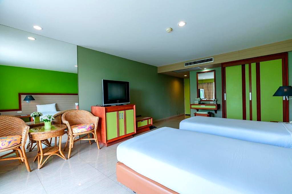 Pictures of Long Beach Cha-Am Hotel 3/33