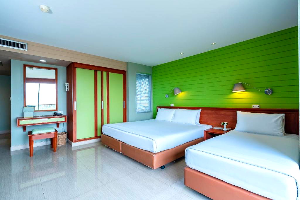 Pictures of Long Beach Cha-Am Hotel 5/33