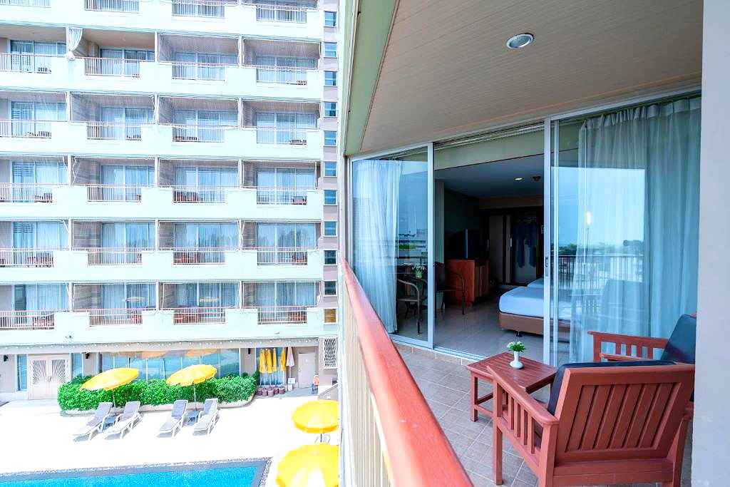 Pictures of Long Beach Cha-Am Hotel 28/33