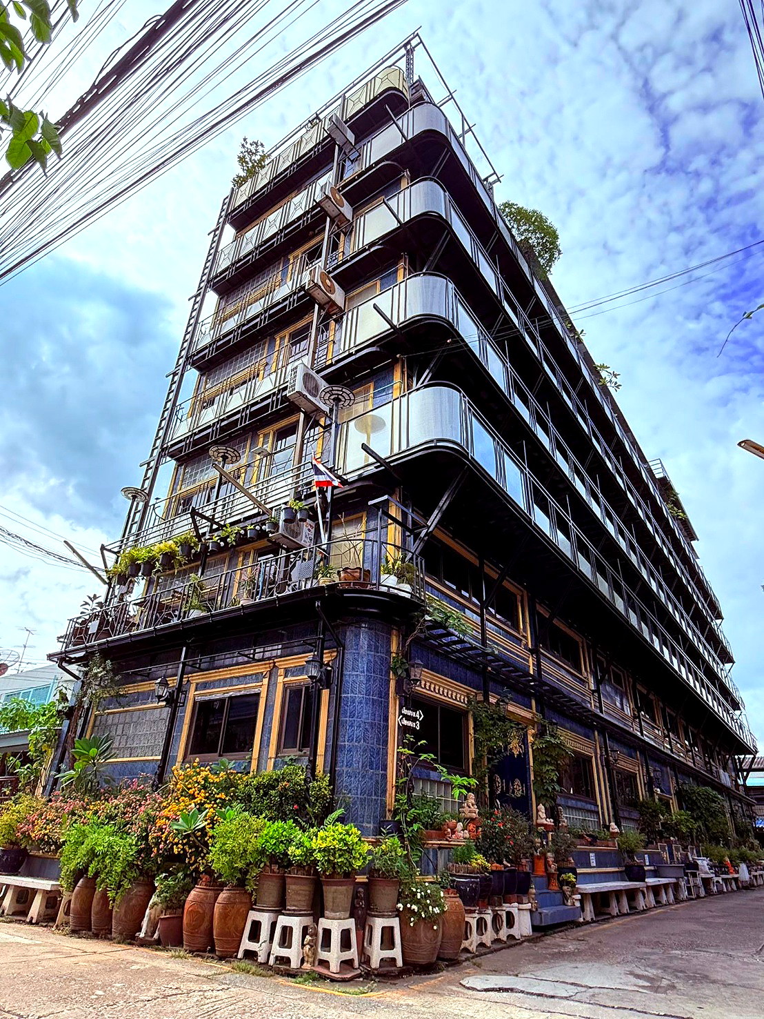 Pictures of Sixteen-Fifty Residence 2/17