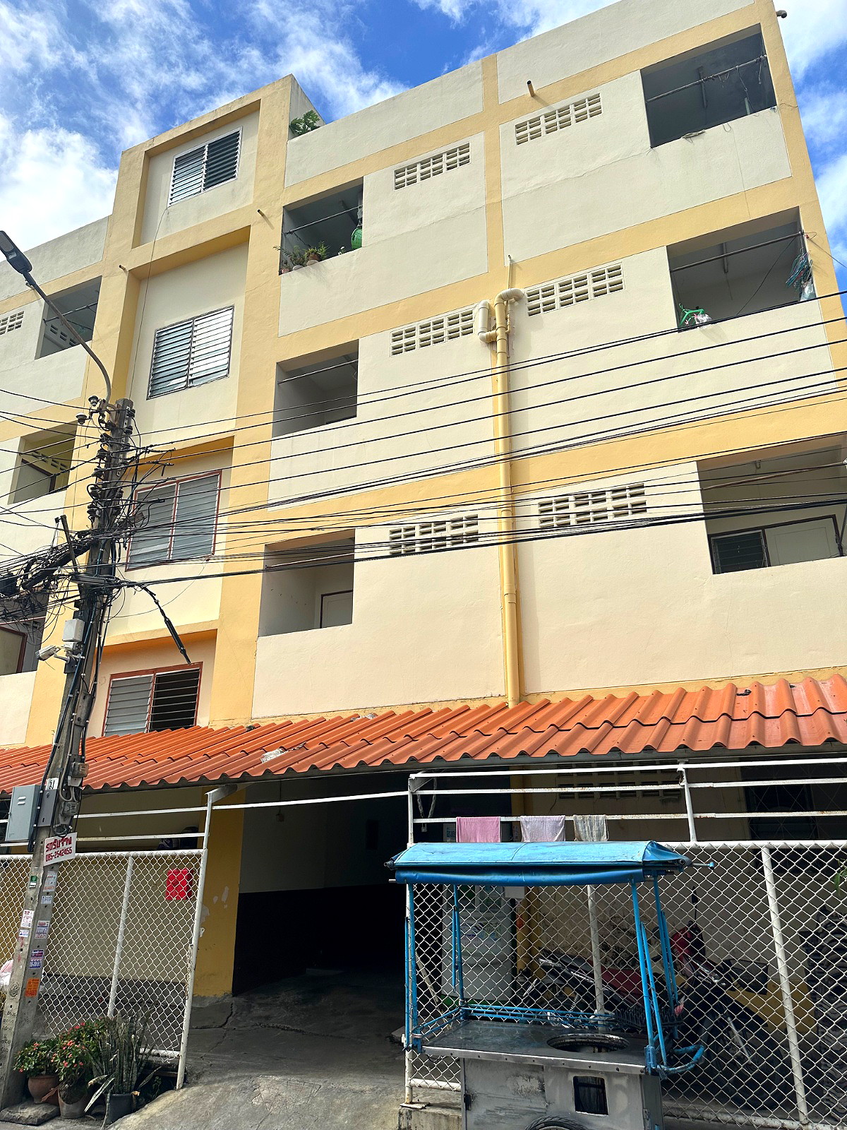 Pictures of Aumnuay Apartment 1/4