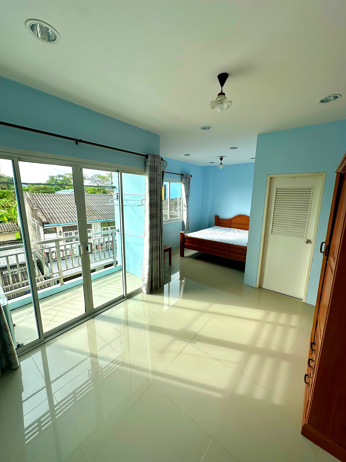 Pictures of Baan Suk San and Pradthanasub 2/7