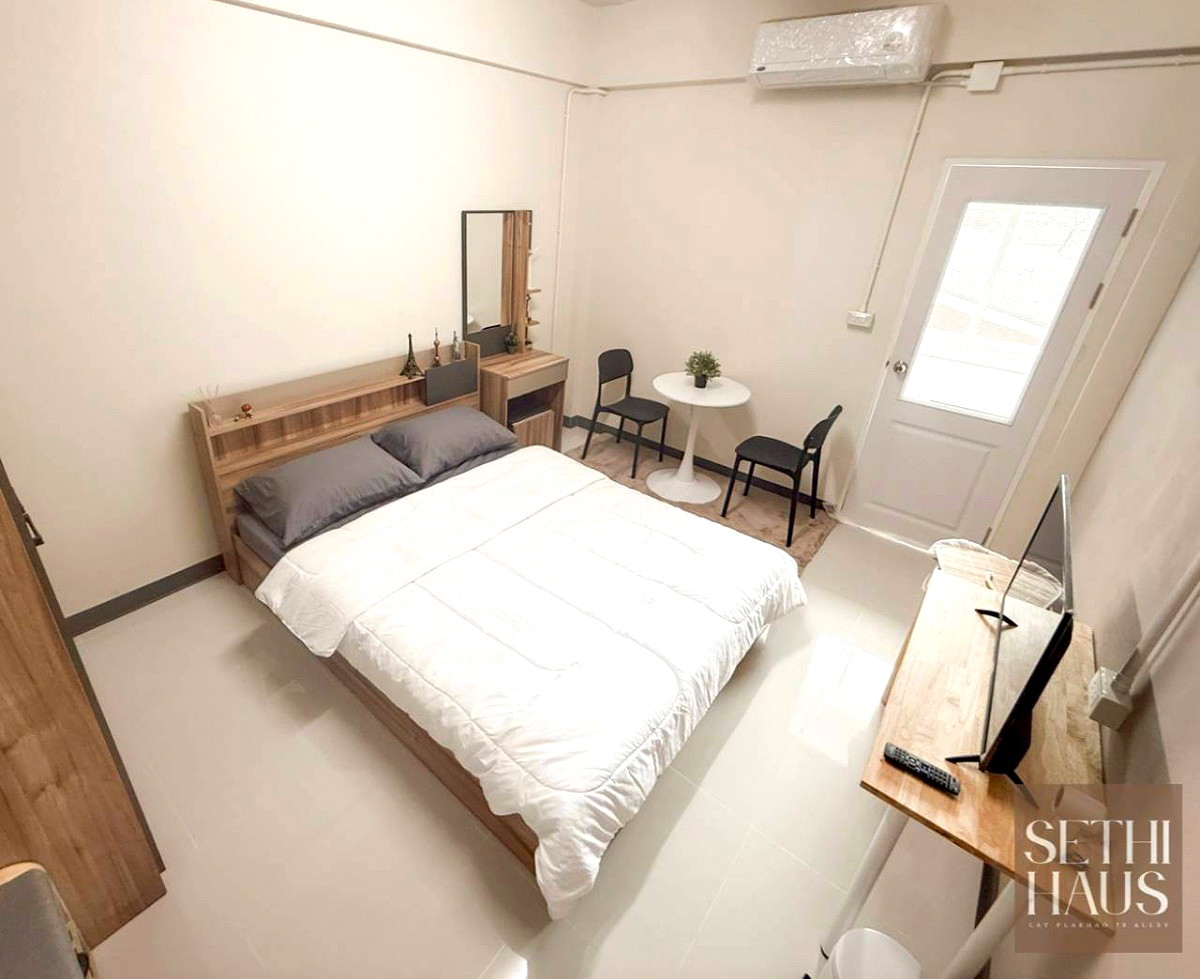 Pictures of SETHI HAUS 8/29