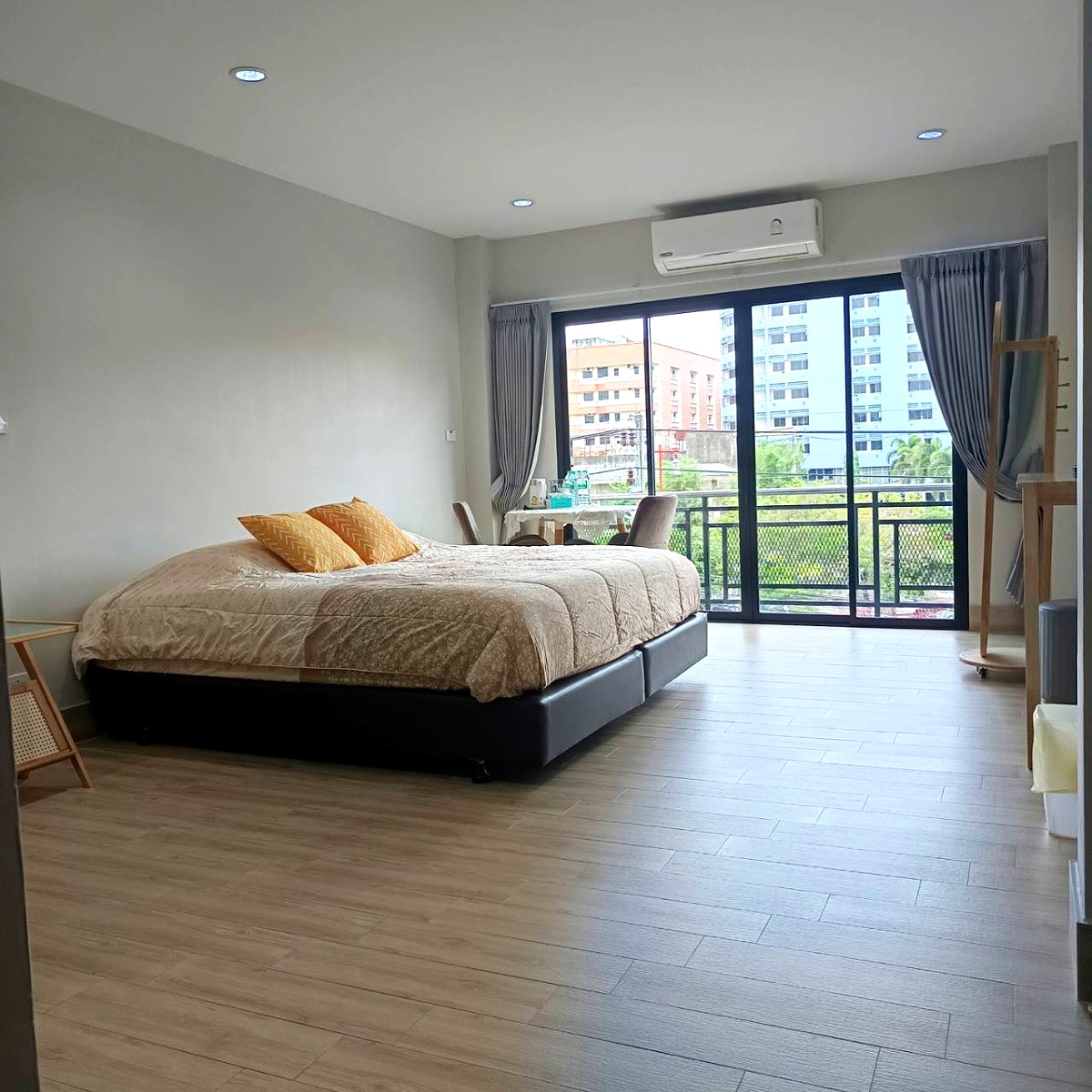 Pictures of Elderly Care Home 2/13