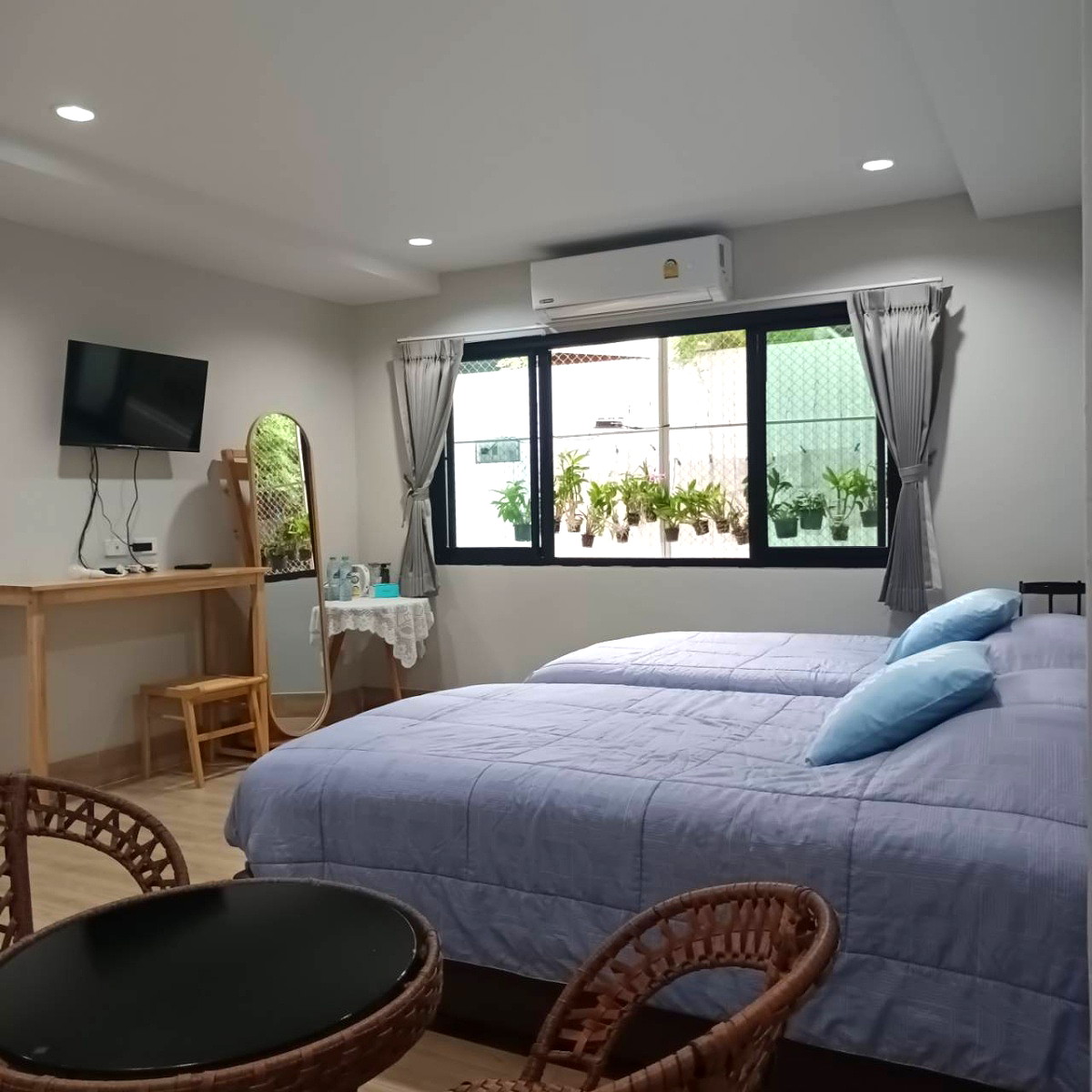 Pictures of Elderly Care Home 3/13