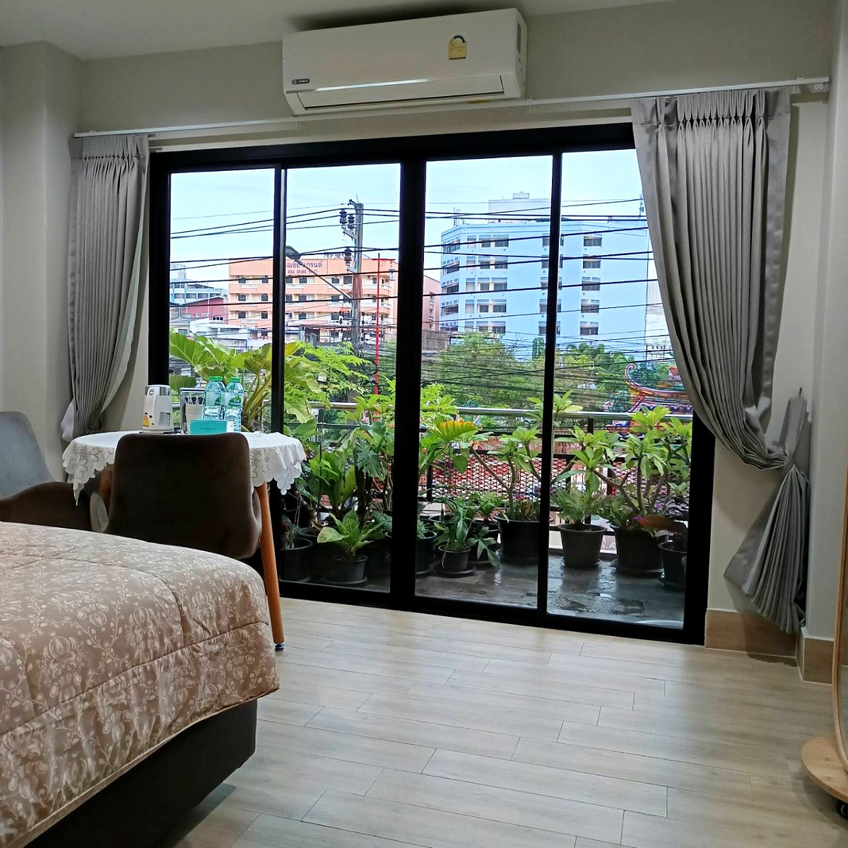 Pictures of Elderly Care Home 6/13