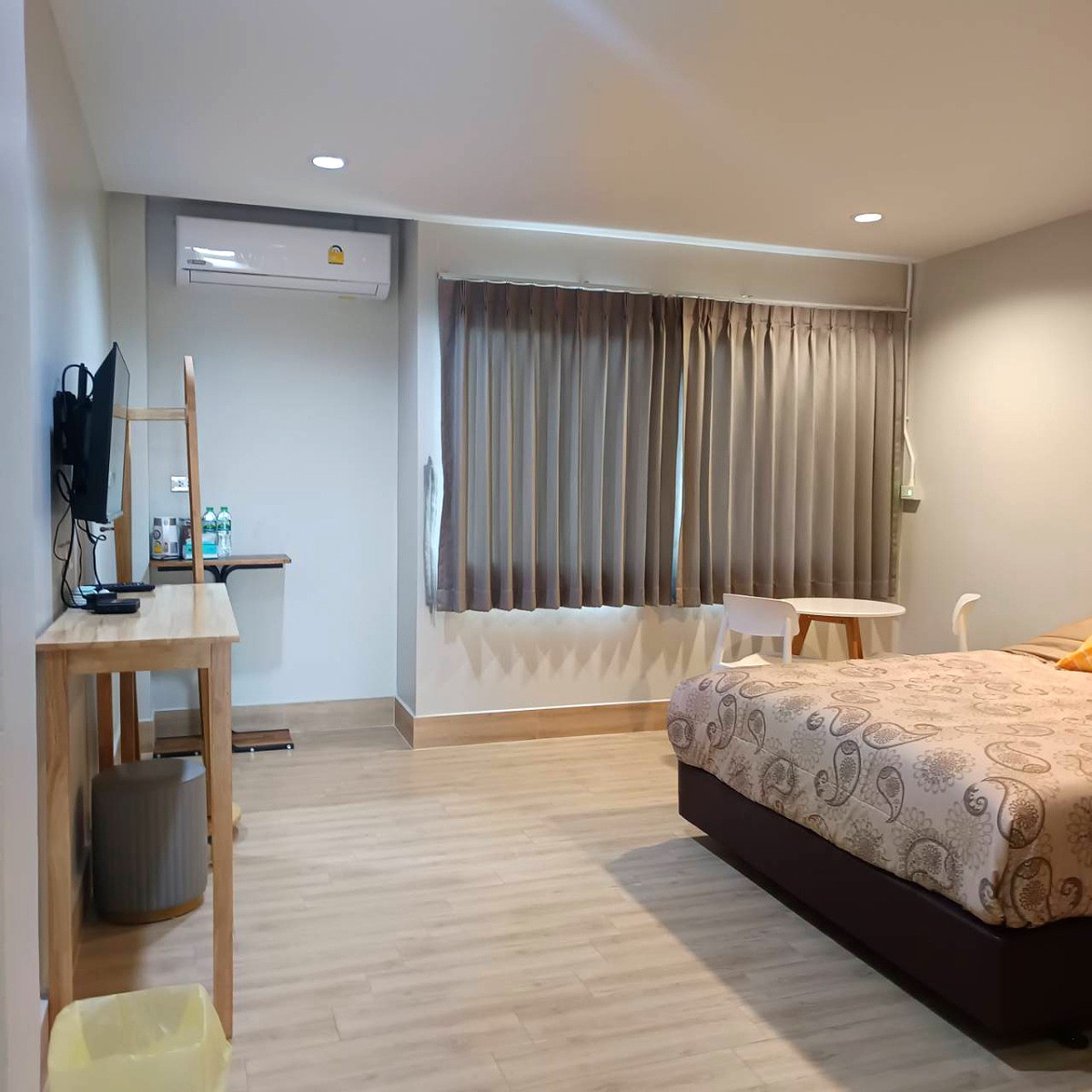 Pictures of Elderly Care Home 8/13