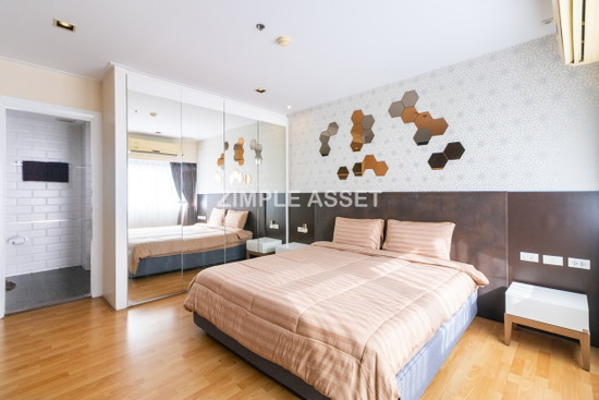 Service Apartment on Sukhumvit Soi 8. Fully furnished large rooms with fitness, pool. near BTS Nana.  - Apartment for Rent