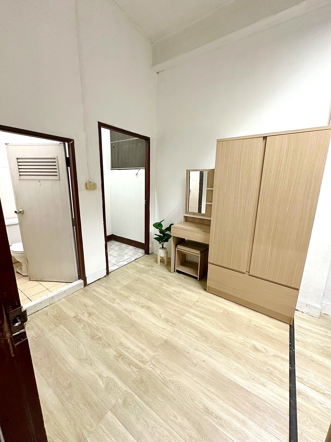 Pictures of Molly Apartment 7/13