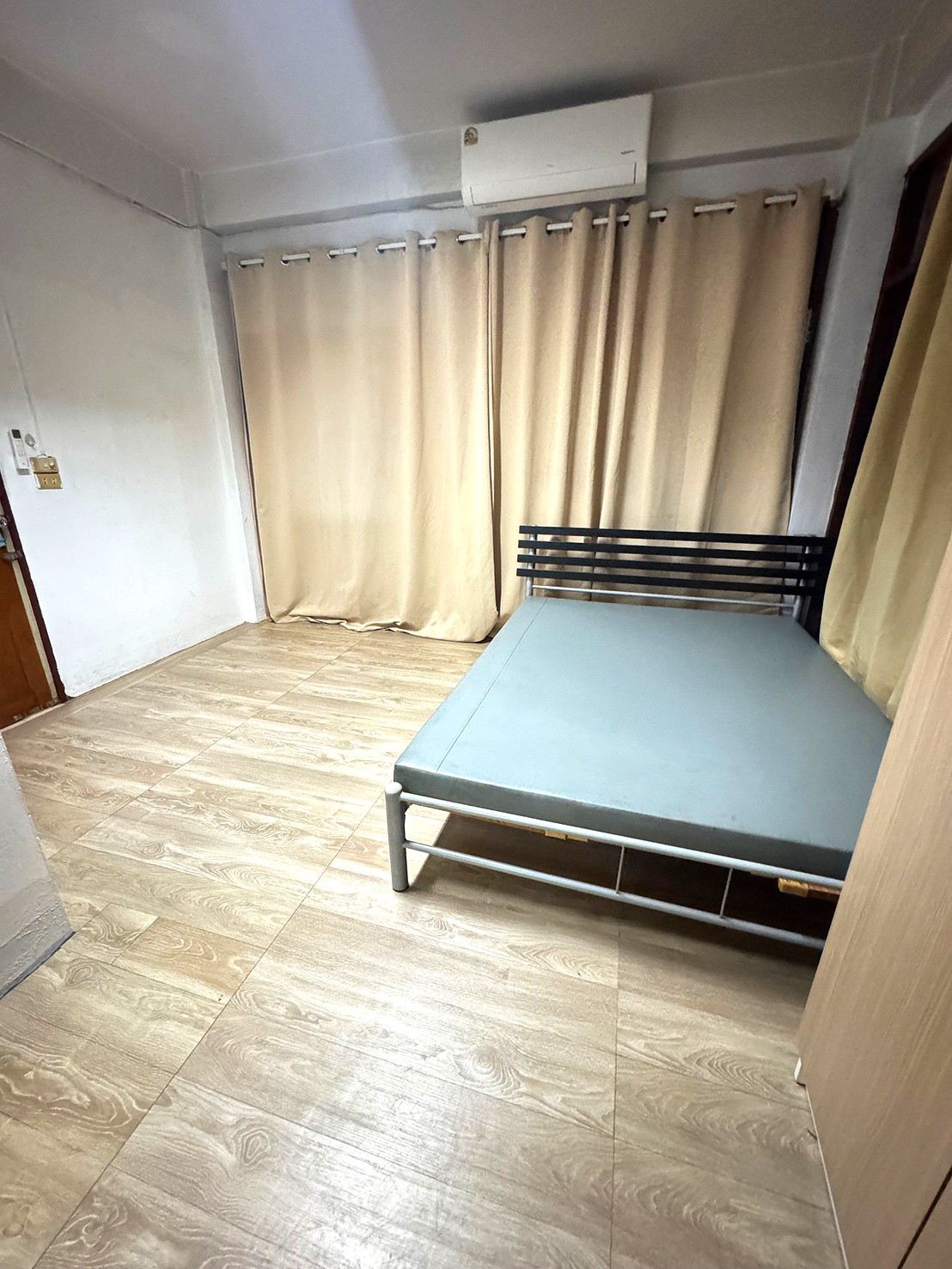 Pictures of Molly Apartment 4/13