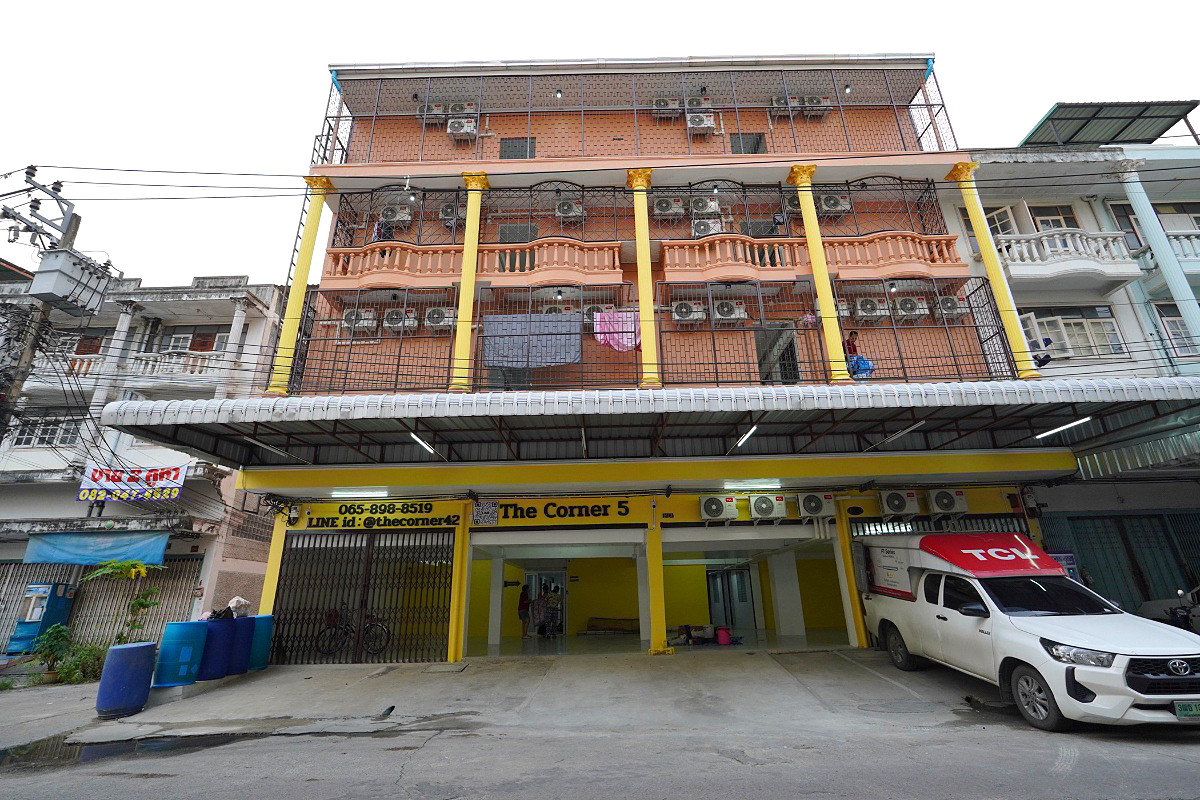 Pictures of The Corner 5 25/49