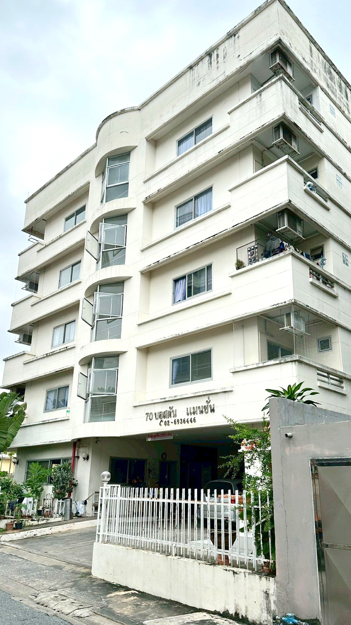 Pictures of ึ70Boston Mansion 1/8