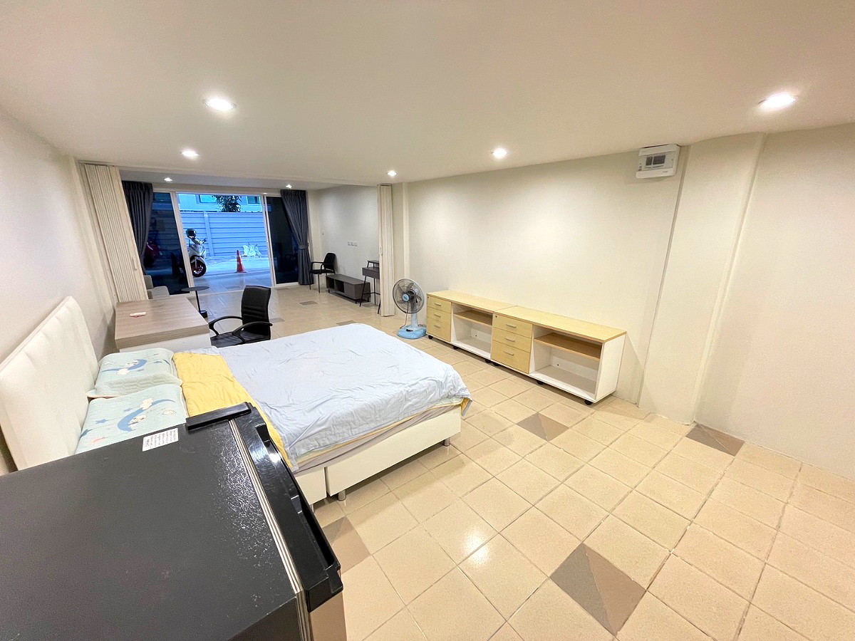 Pictures of Eight Residence 19/23