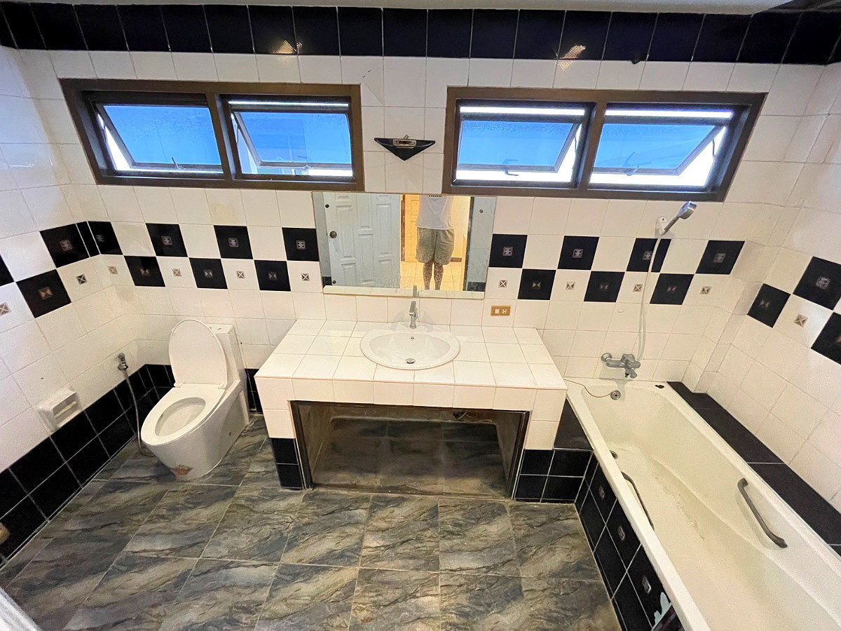 Pictures of Eight Residence 8/23