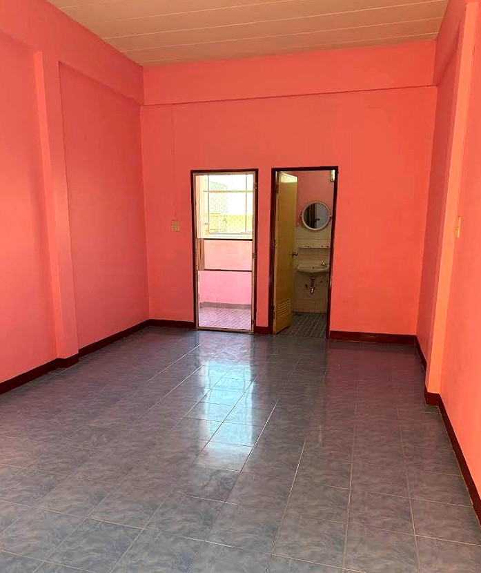 Pictures of Phanthongtanachote  1/5