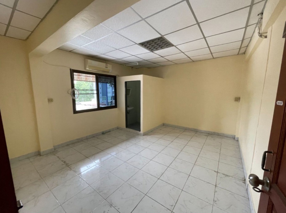 Condo · Huai Khwang, bangkok — photo 1