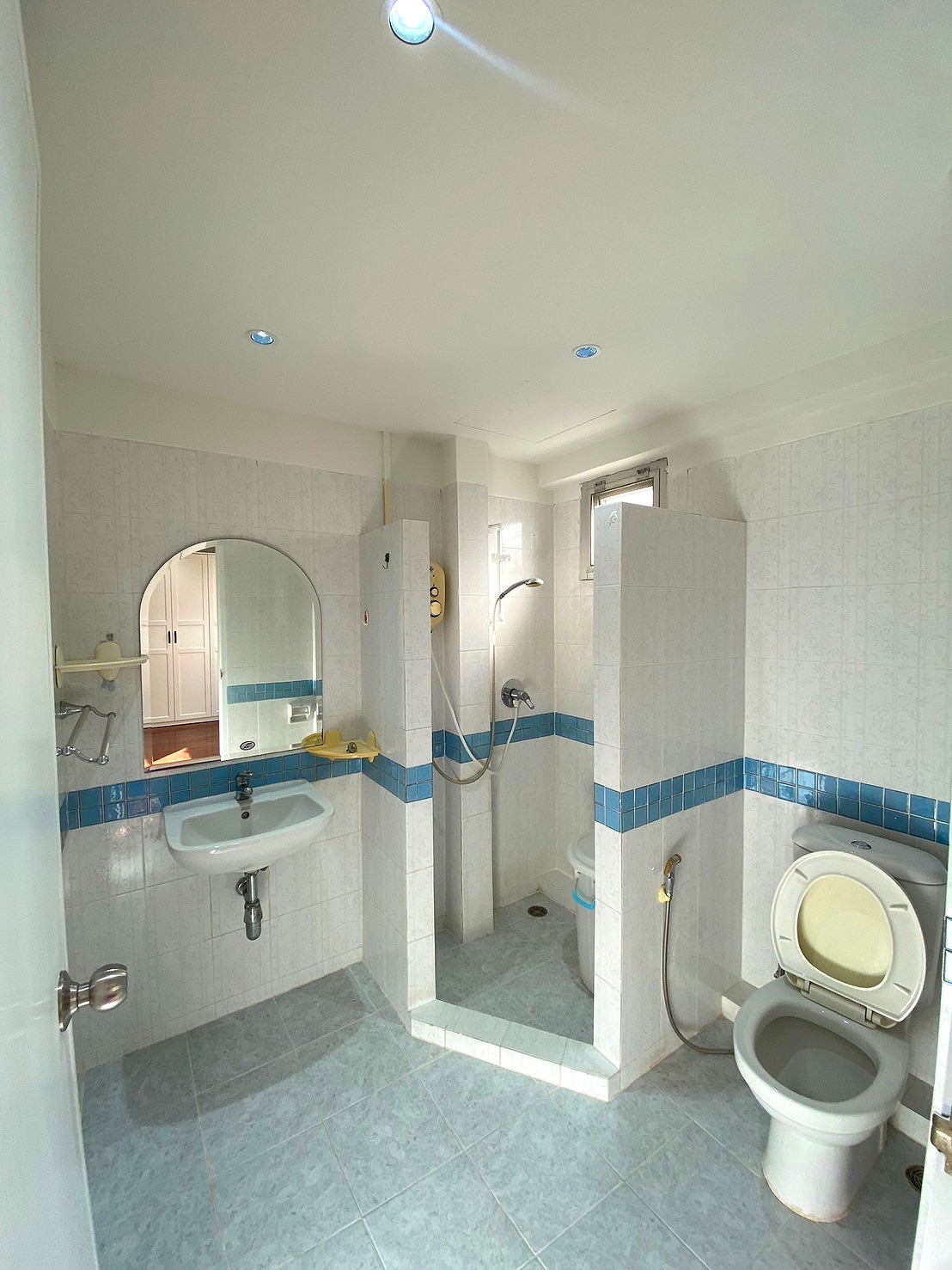 Pictures of DK Grand Phahonyothin 18/24