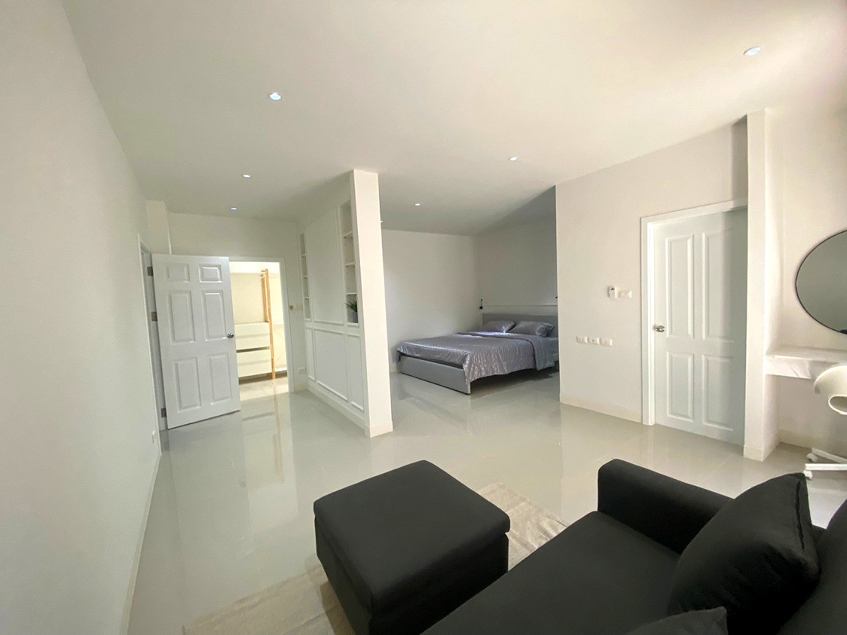 Pictures of DK Grand Phahonyothin 10/24