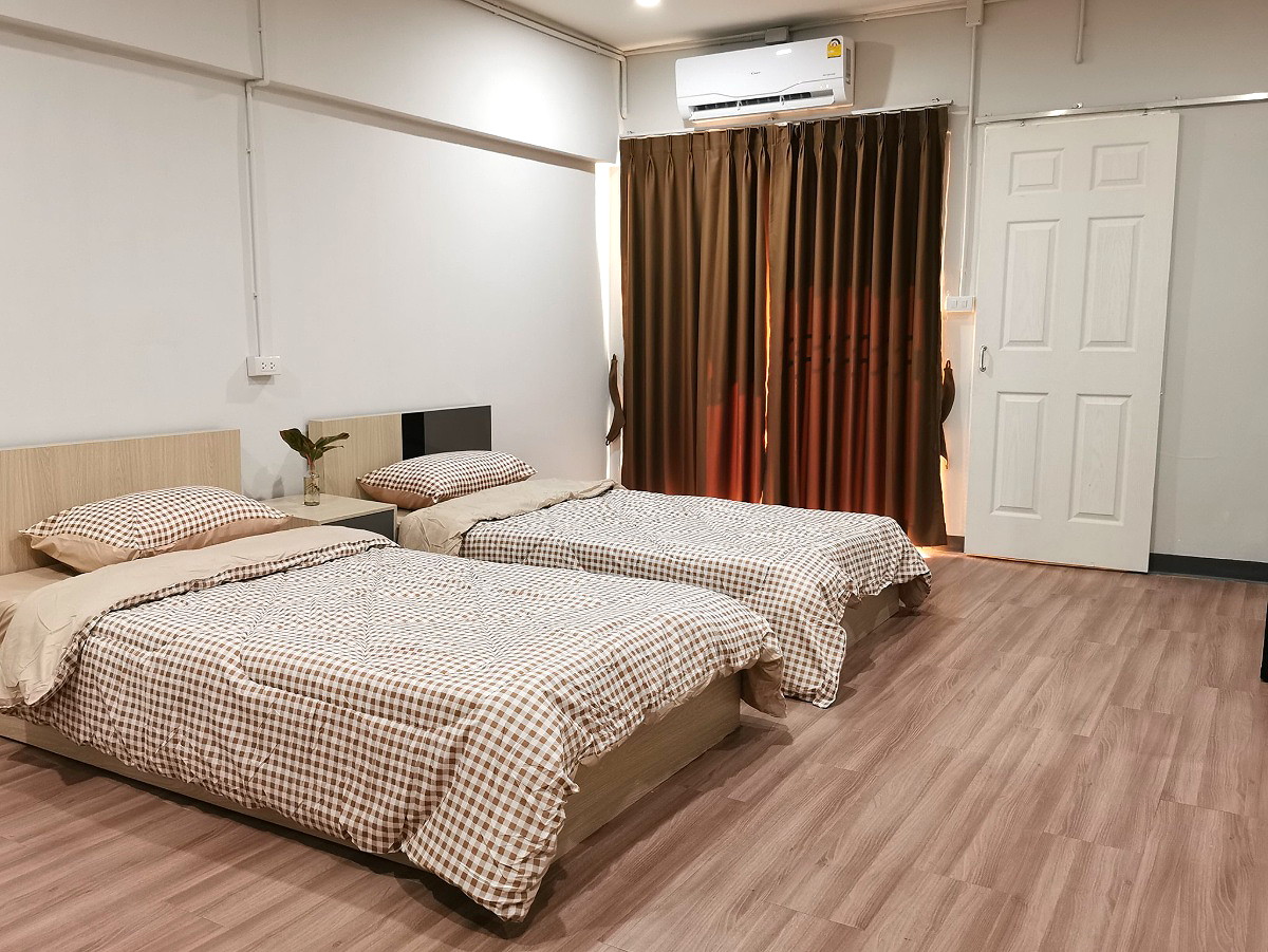 Pictures of Phatthanakarn House  2/12