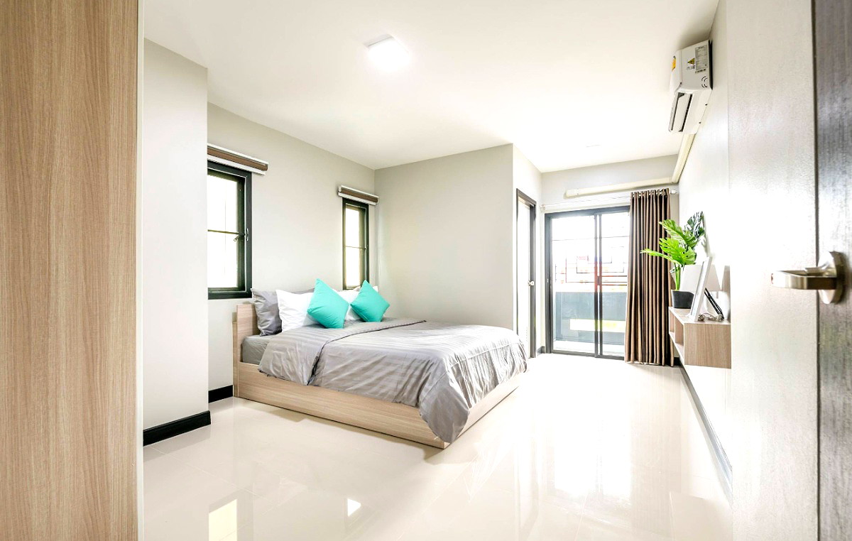 Pictures of Home 41 Place 1/16