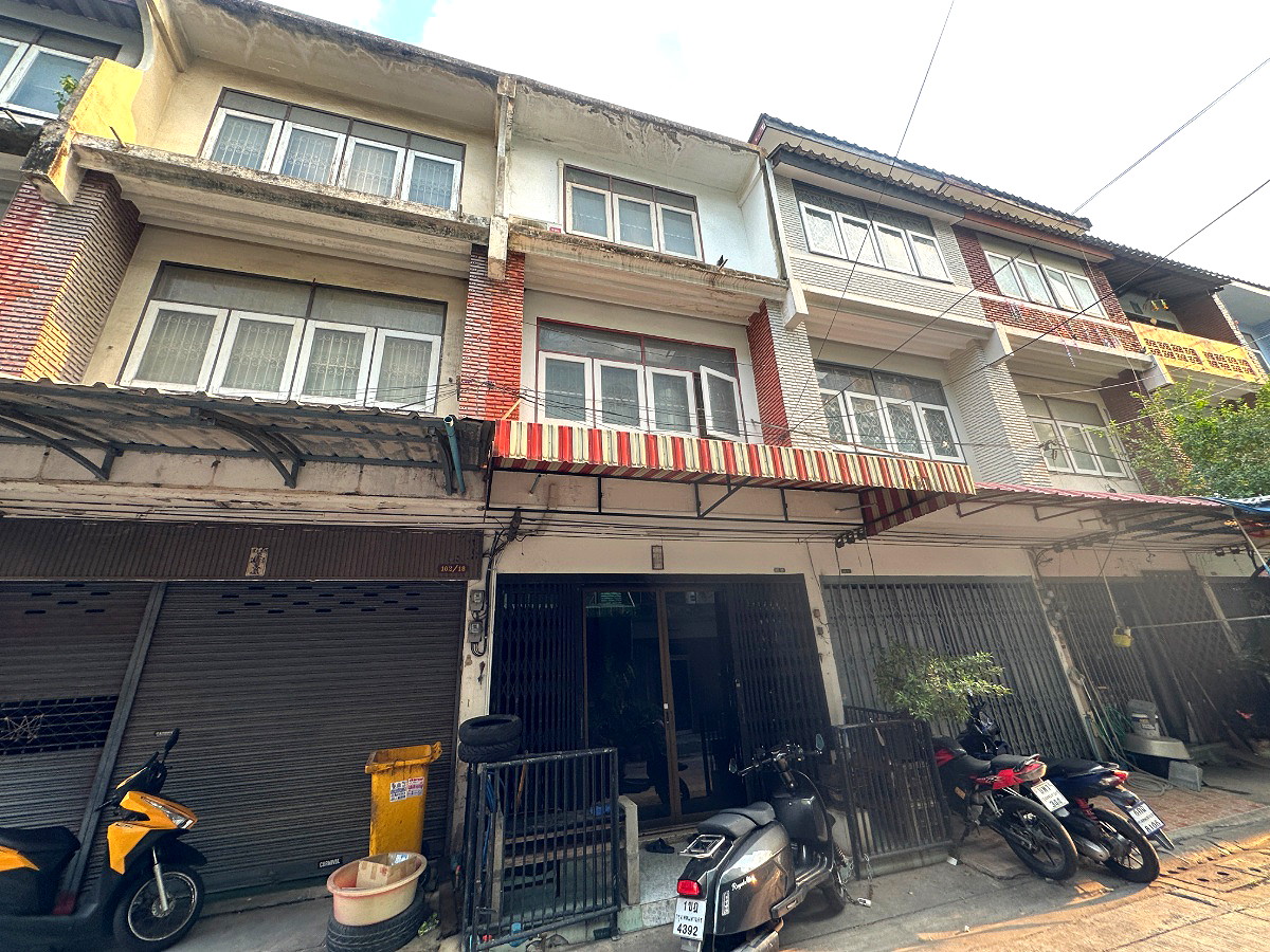 Pictures of 3-storey townhouse, beautifully decorated 3/42