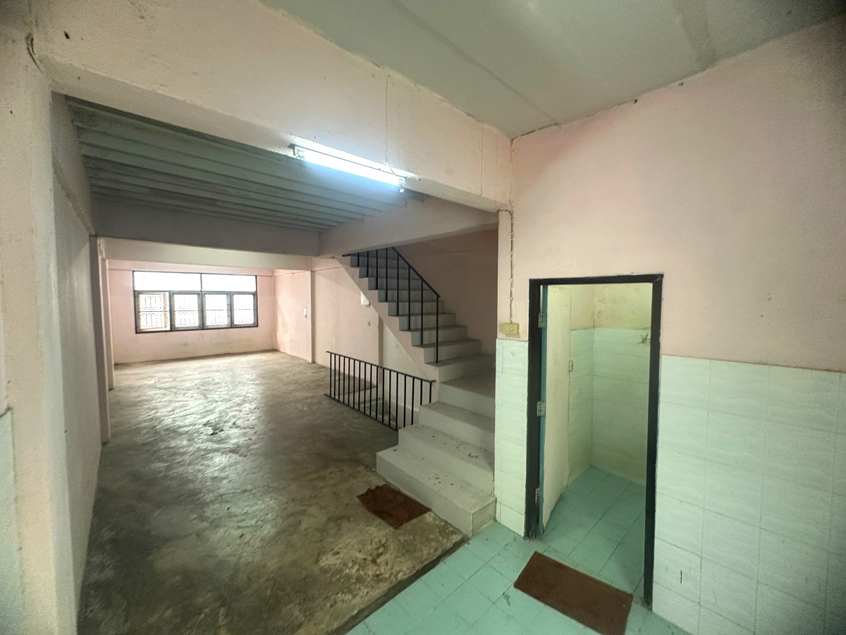 Pictures of 3-storey townhouse, beautifully decorated 31/42