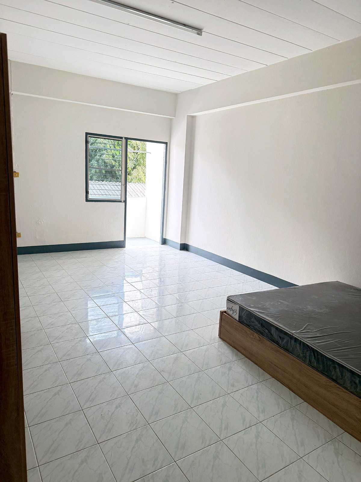 Pictures of The Living 4/10