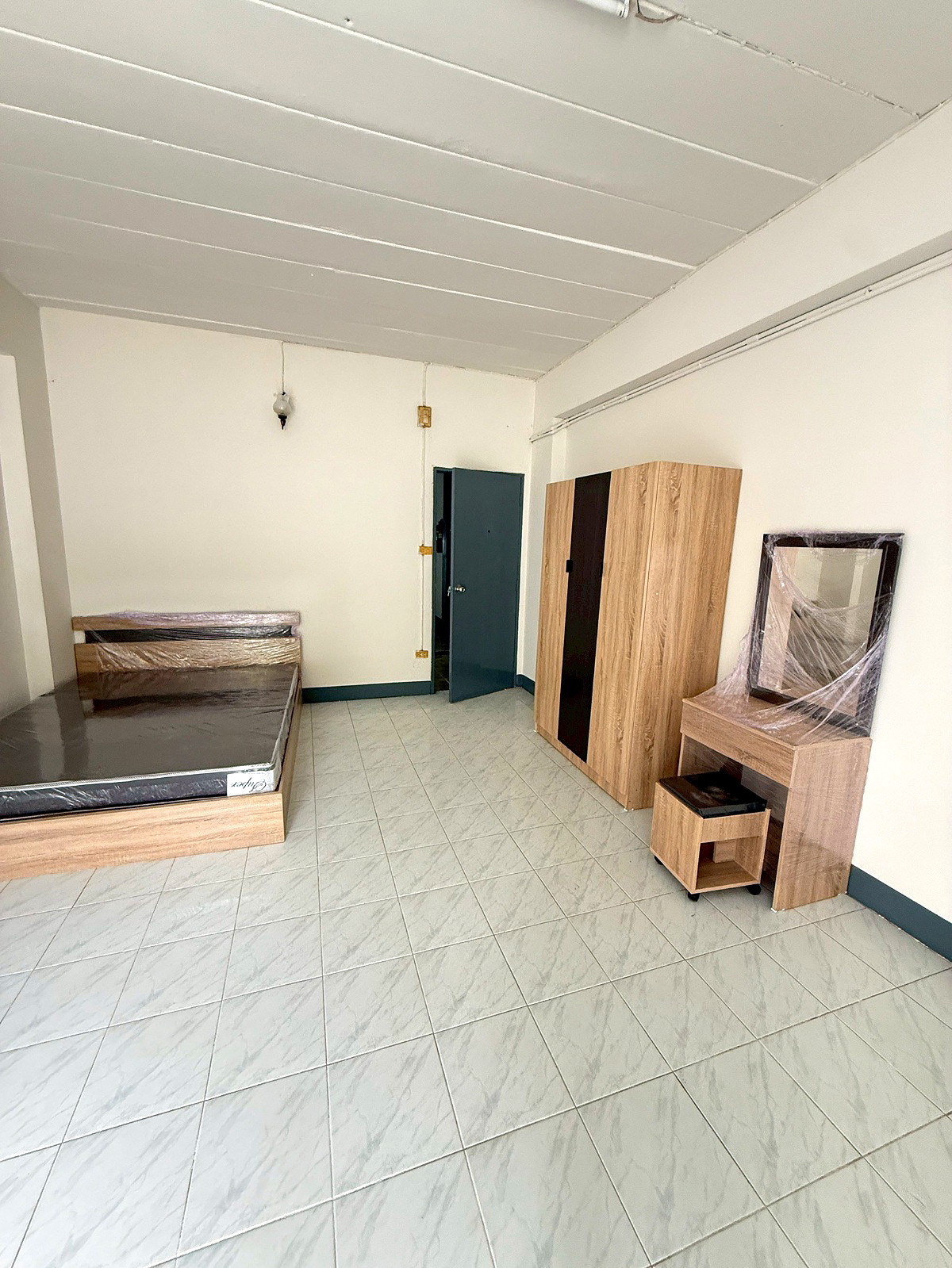 Pictures of The Living 1/10