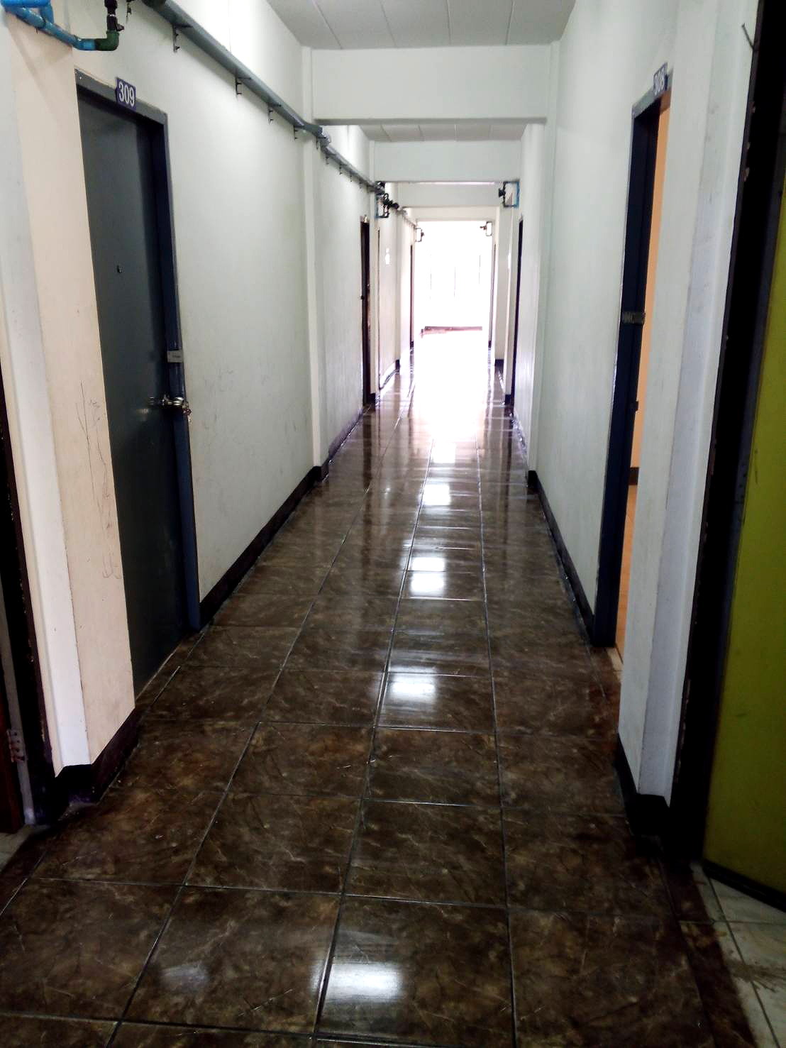 Pictures of The Living 7/10