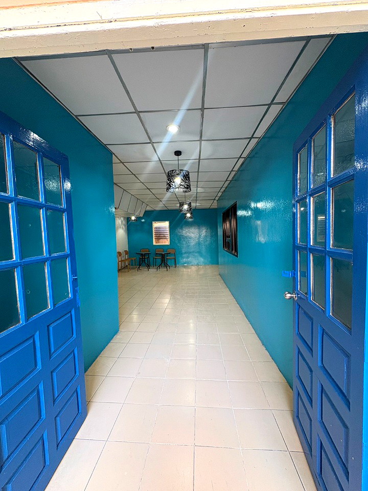 Pictures of The Living 8/10