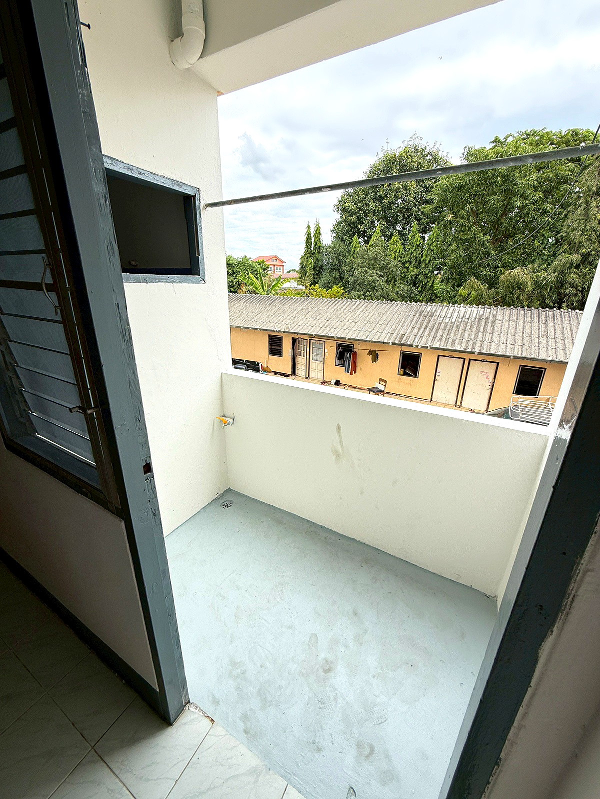 Pictures of The Living 6/10