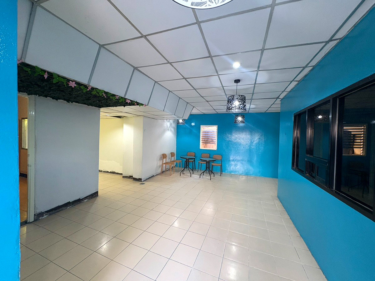 Pictures of The Living 9/10