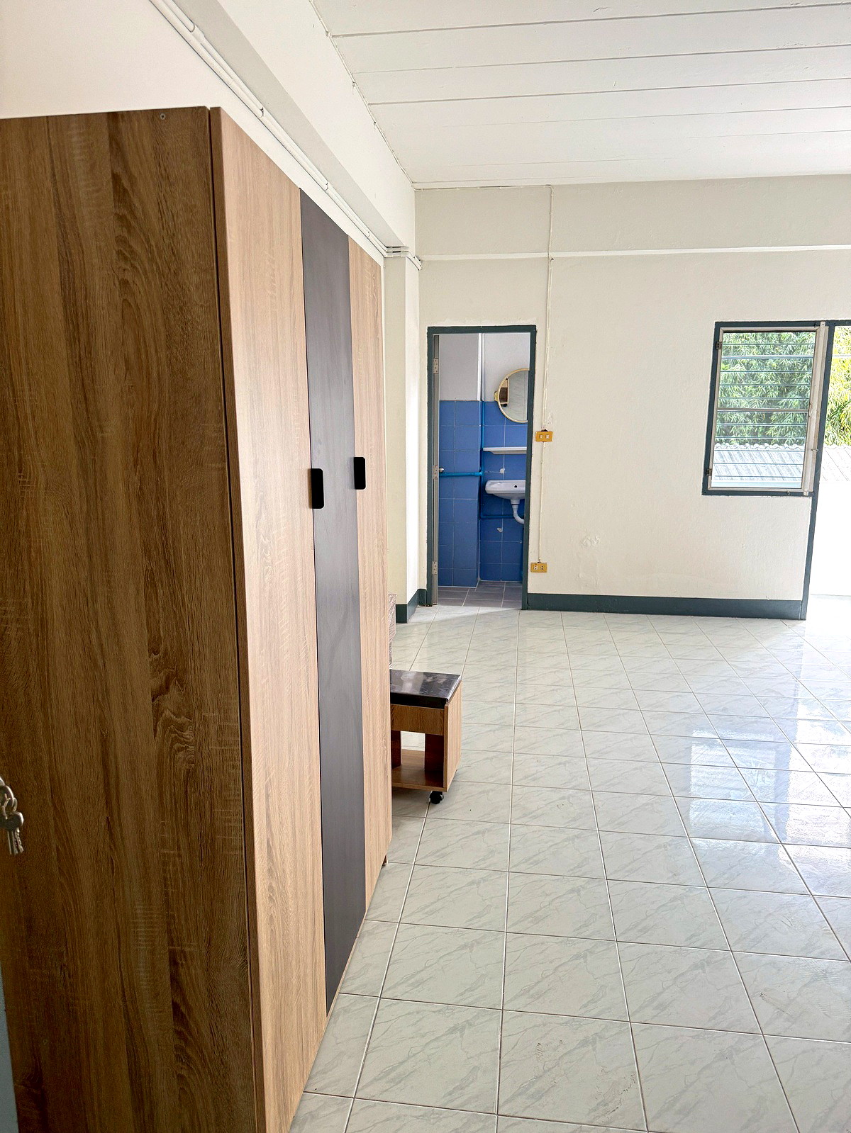 Pictures of The Living 2/10