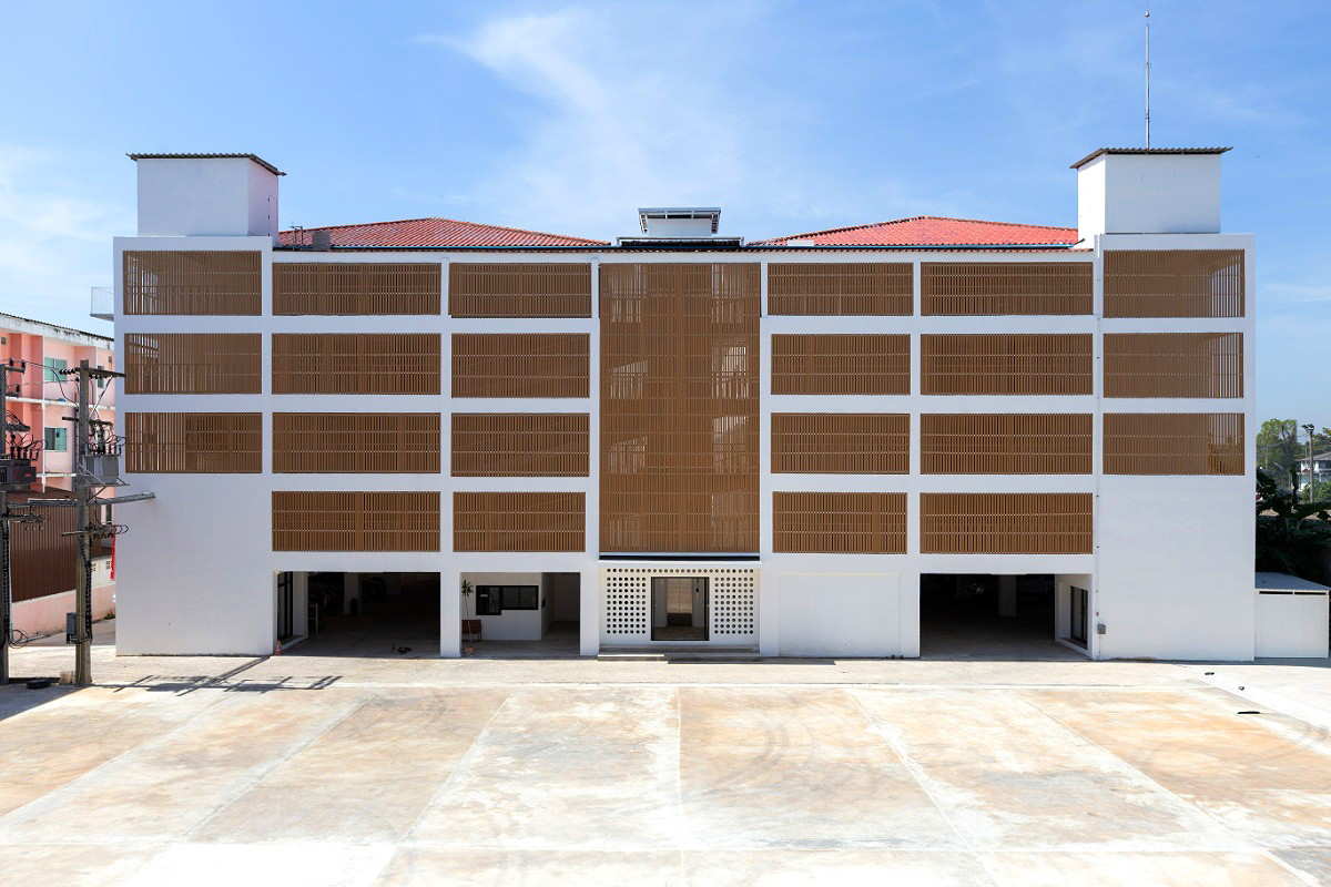 Pictures of LAEMCHABANG STOREY APARTMENT 1/10